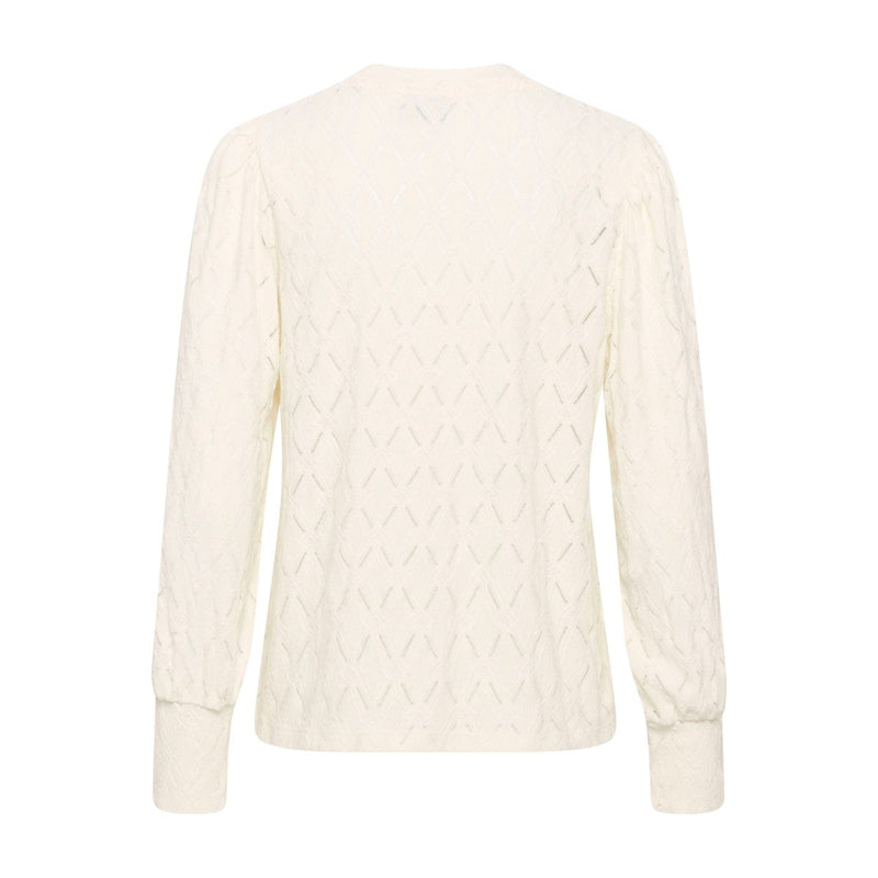 TINE LACE BLOUSE CHALK  Flot tætsiddende blondebluse fra Kaffe i en råhvid farve, Blonderne er i det fineste blomster mønster, der giver den et smukt og eksklusivt look. Den har rund hals og lange ærmer med et lille puf på skulderen.&nbsp;   Rund hals, lange ærmer med et lille puf, blonde og let gennemsigtig Mønster blomsterprint Farven er råhvid Tætsiddende pasform