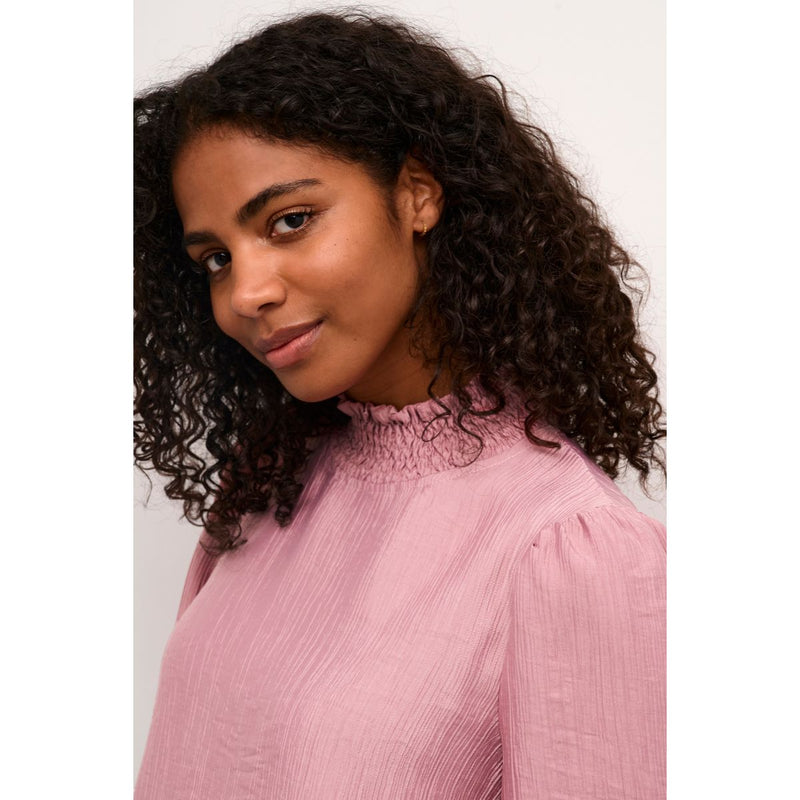 VICTORIA BLOUSE MESA ROSE

Meget smuk og feminin bluse fra Kaffe, i en flot rosa farve. Blusen har en smock hals, der lukkes med en knap bagpå, der er 7/8 ærmelængde med vide og med et lille puf ved skulderen.&nbsp;



Smock hals, 7/8 ærmer med et lille puf.
Rosa

Løs pasform


Størrelsesguide: Victoria Blouse er normal i størrelsen.&nbsp;