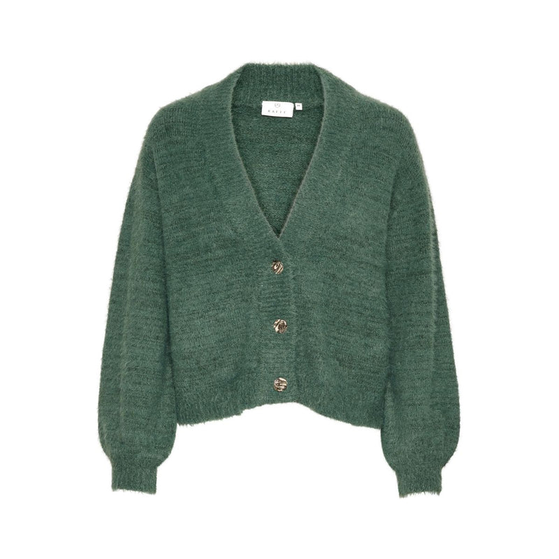 VILMA CARDIGAN GARDEN TOPIARY&nbsp;&nbsp;

Virkelig lækker og blød cardigan fra Kaffe. Vilma cardigan har v-udskæring og lukkes med 3 store sølv banket knapper,&nbsp; det er en rigtig fin detalje. Den har lange let ballon ærmer og har en løs pasform.



V-udskæring, 3 store sølv banket knapper og lange ærmer
Fin struktur i strikken
Fin grøn farve
Løs pasform