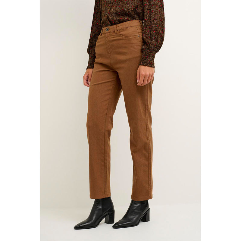 brune højtaljede bukser med knap lynlås og lommer samt syv ottende dels længde med vidde set tæt på kaffe model