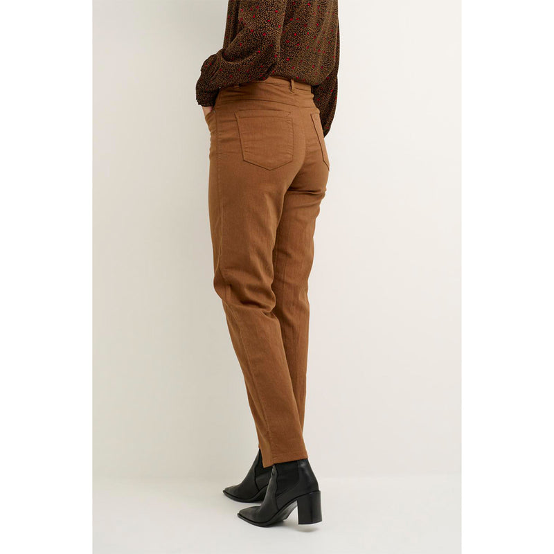 brune højtaljede bukser med knap lynlås og lommer samt syv ottende dels længde med vidde set fra siden bagfra på kaffe model