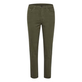 Mørkegrønne jeans md syv ottendels længde den har bæltestropper knap og lynlås set forfra
