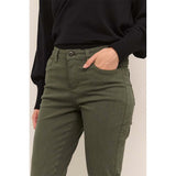 Mørkegrønne jeans md syv ottendels længde den har bæltestropper knap og lynlås set tæt på