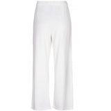 Klassiske hvide bukser med synlige syninger ned fortil elastik i livet og lige ben set bagfra