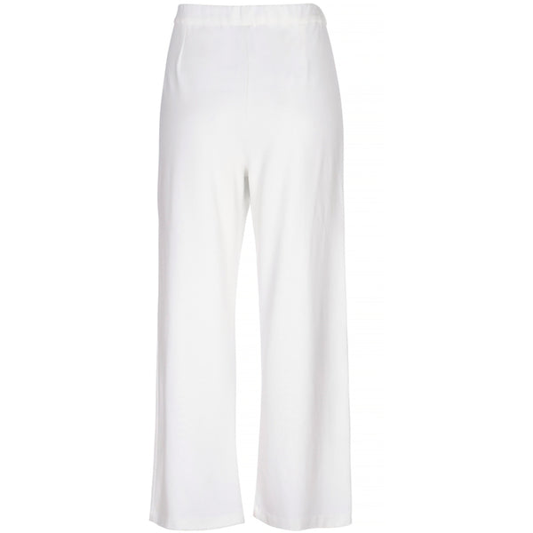Klassiske hvide bukser med synlige syninger ned fortil elastik i livet og lige ben set bagfra
