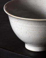 Close-up af grå/hvid skål hvor man tydeligt ser nisterne i glaseringen