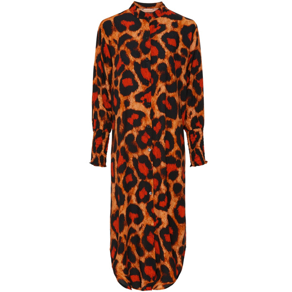 leopard kjole i orange røde og sorte toner den er lang gennemknapper og har lange ærmer som afsluttes med et bredt smock stykke set forfra
