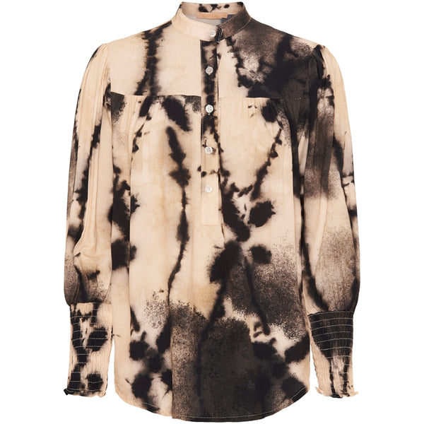 beige sandfarvet bluse med sort tie dye print den har stolpe ned fortil med knapper den har lange ærmer som afsluttes med et bredt smock stykke set forfra