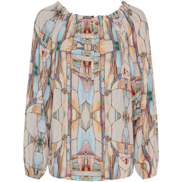 Bluse fra marta med print i flotte farver den har båd udskæring med elastik stolpe med knapper ned fortil og lange ærmer set forfra