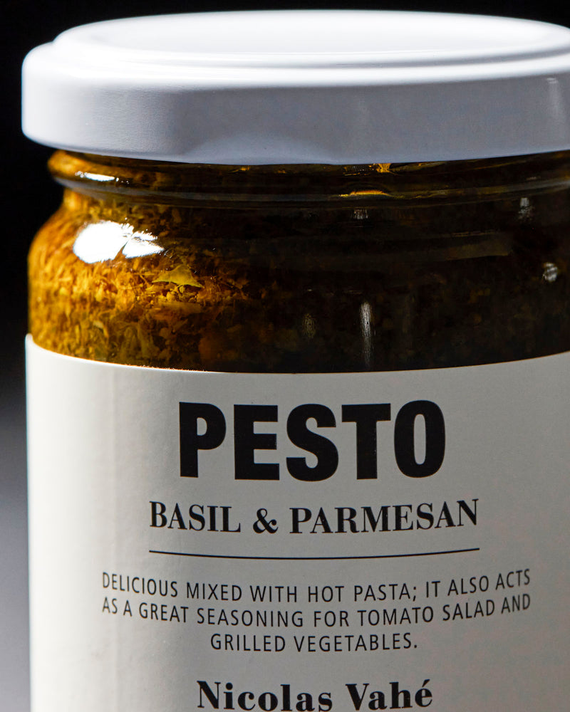 Close-up af pesto basil & parmesan