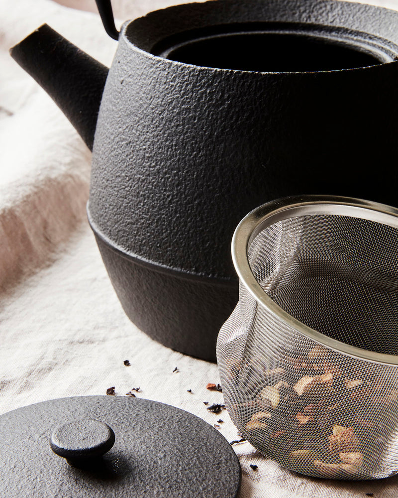 Close-up af tepotte sammen med tefilter