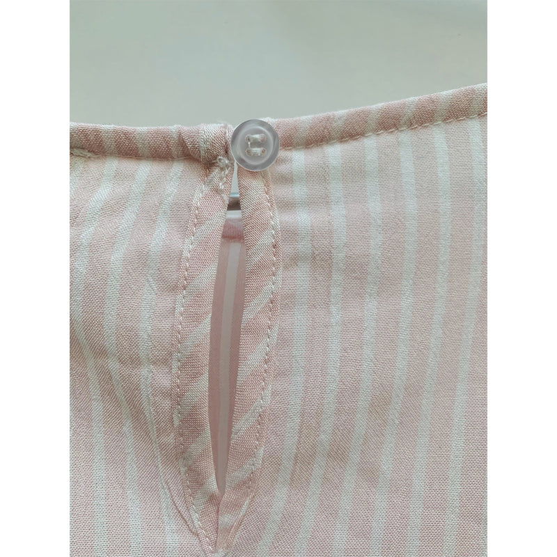 Hvid og lyserød striber bluse fra soft rebels med rund udskæring, 3/4 ærmer som afsluttes med flæser den har slids og knap i nakken set tæt på slids og knap