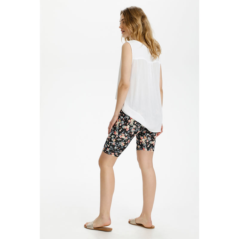 Model i Blomstret shorts leggings med elastik i taljen
