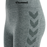 Grøn meleret tights fra Hummel med de klassiske Hummel vinkler ned langs benet og logo og tekst ved hoften set tæt på