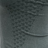 Klassisk træningstop fra Hummel i en grøn meleret farve toppen har klassisk bryderyg stropper og Hummel logo og tekst ved hoften set tæt på Hummel logoerne