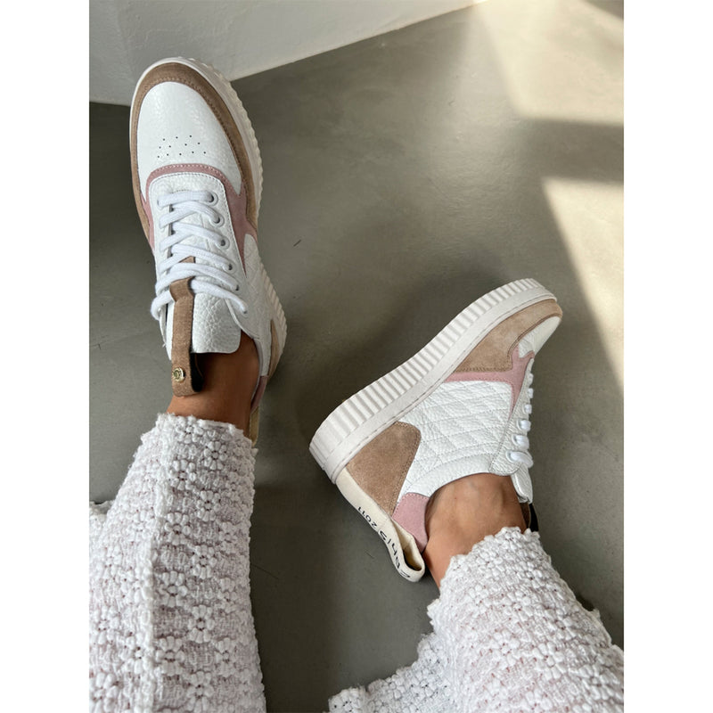 Hvide skind sneakers fra copenhagen shoes med beige og rosa felter den er lavet i skind set forfra