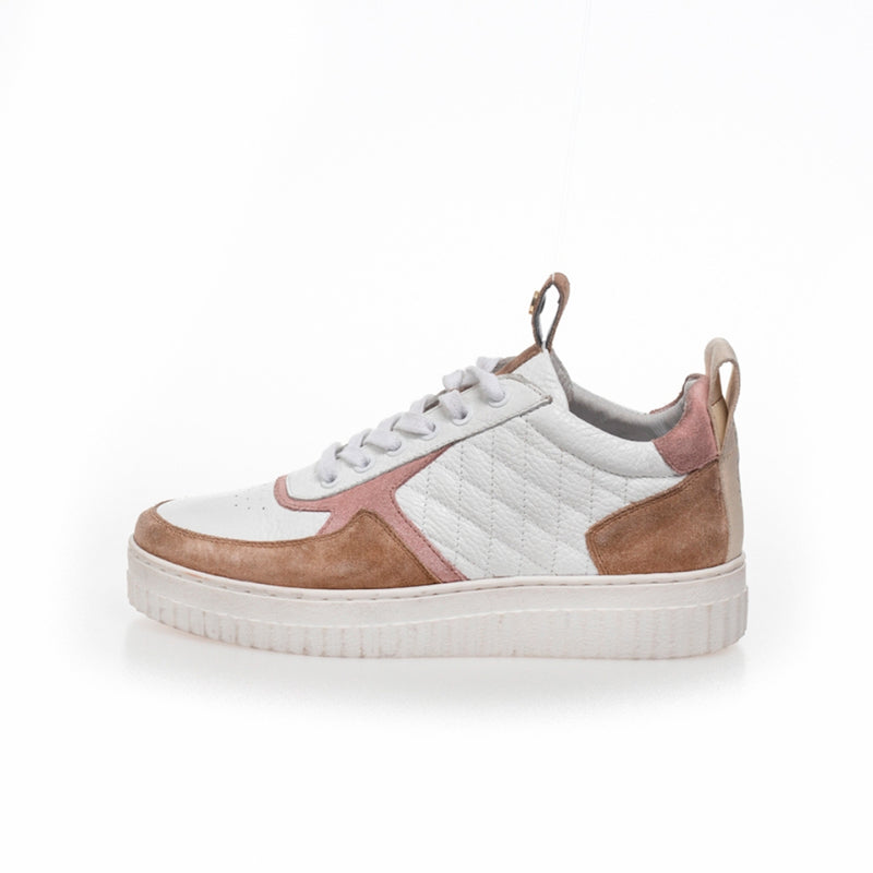 Hvide skind sneakers fra copenhagen shoes med beige og rosa felter den er lavet i skind set fra siden