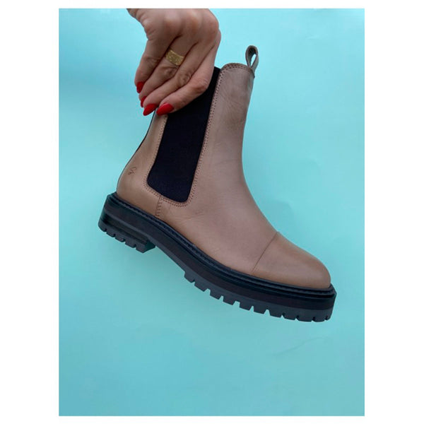 Skøn læderstøvle fra Shoe design med elastik i siden stropper og i en flot lys brun farve set forfra
