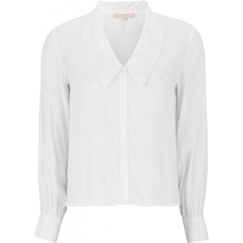 Hvid skjorte med dyb udskæring stor krave knapper og lange ærmer med fast manchet og knap set forfra