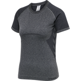 Grå meleret trænings t-shirt fra Hummel med de klassiske Hummel vinkler i siden rund hals og korte ærmer den har Hummel loge og tekst ved hofte set forfra
