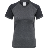 Grå meleret trænings t-shirt fra Hummel med de klassiske Hummel vinkler i siden rund hals og korte ærmer den har Hummel loge og tekst ved hofte set forfra