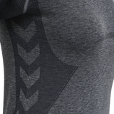 Grå meleret trænings t-shirt fra Hummel med de klassiske Hummel vinkler i siden rund hals og korte ærmer den har Hummel loge og tekst ved hofte set tæt på vinklerne i siden