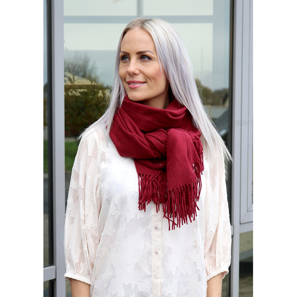 cozy classic scarf burgundy modelbillede