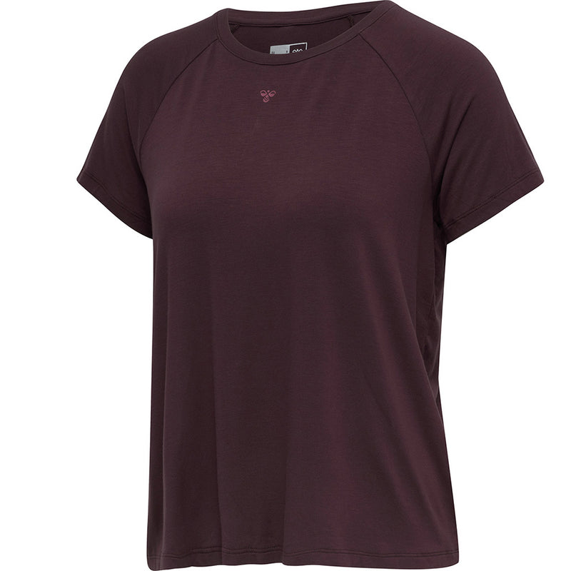 Lilla t-shirt fra Hummel med lille logo foran korte ærmer også har den åbning på ryggen som giver god ventilation set forfra
