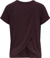 Lilla t-shirt fra Hummel med lille logo foran korte ærmer også har den åbning på ryggen som giver god ventilation set bagfra