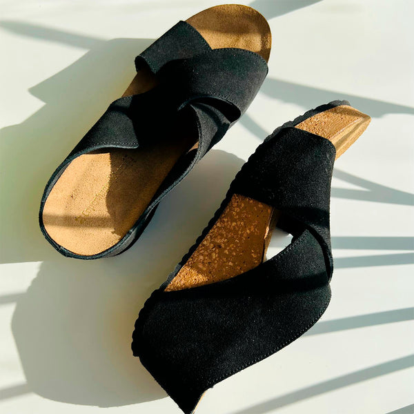 Kork kilehæl sandal i sort ruskind