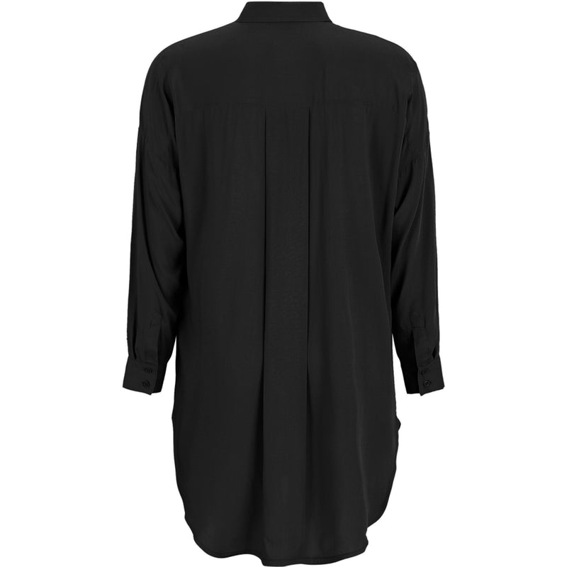 lang sort skjorte med almindelig skjortekrave og lange ærmer og overskæring samt slids på ryggen set bagfra