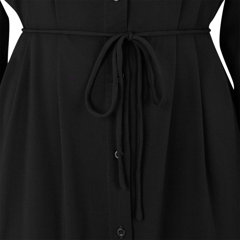 Lang skjorte kjole fra soft rebels den er gennemknappet har bindebånd og lange ærmer og almindelig skjortekrave set tæt på bindebånd