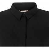 Sort gennemknappet skjorte med almindelig skjortekrave lange ærmer med manchet og knap set close up af krave og knap