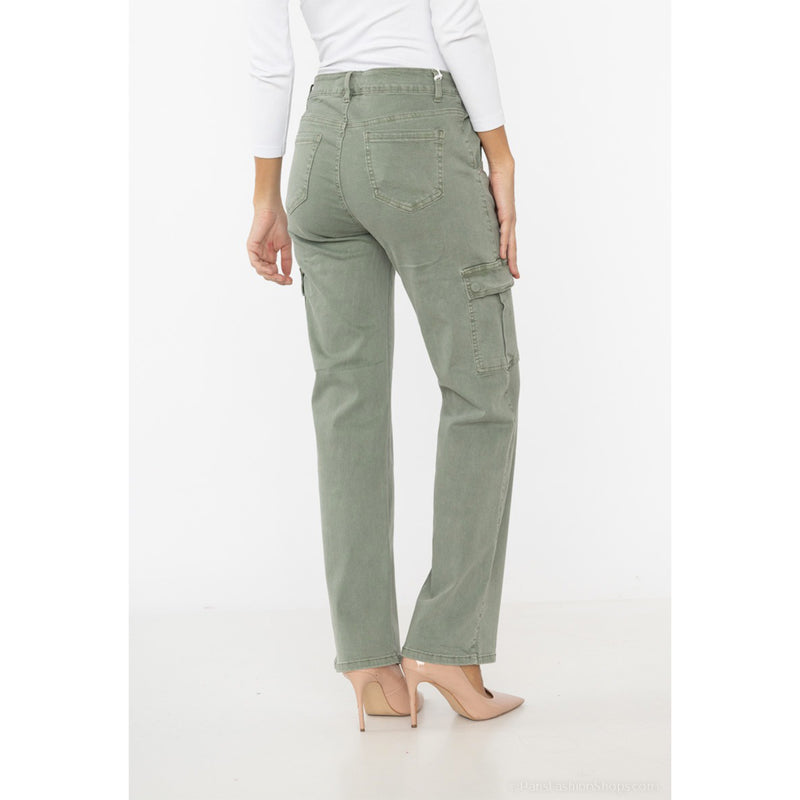 Grønne cargo jeans med vidde og lommer på siden set bagfra på model