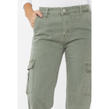 Grønne cargo jeans med vidde og lommer på siden set helt tæt på knap og lnlås