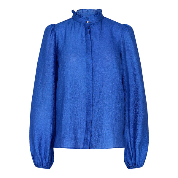 Smuk blå bluse fra liberte med knapper og skjult stolpe den har høj hals med flæser og lange ærmer som afsluttes med elastik set forfra