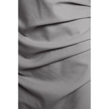 Klassisk lysegrå kjole med rund hals drapperinger  og lynlås i siden set tæt på læg eller drapperingerne fortil