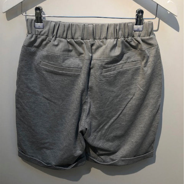lysgrå shorts med lommer og opsmøg set bagfra