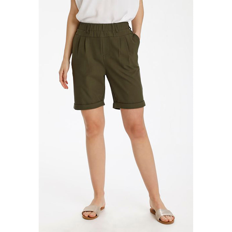Habit bermuda shorts i mørkegrøn med model