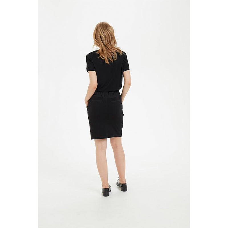 Klassisk sort nederdel med bæltestropper og lommer set bagfra på model
