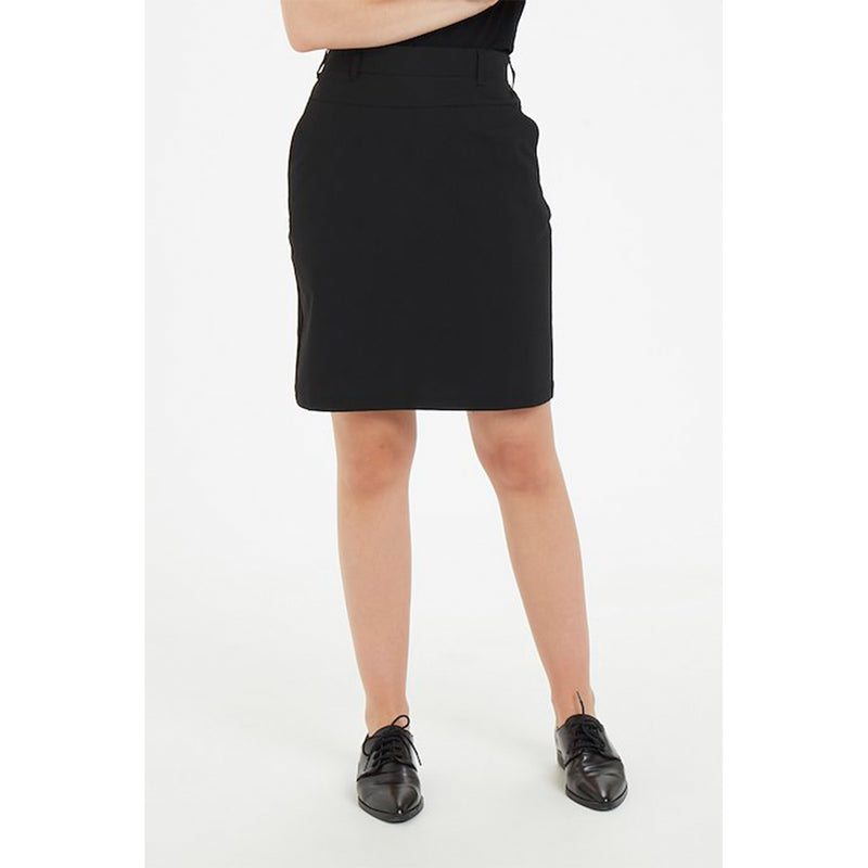 Klassisk sort nederdel med bæltestropper og lommer set forfra på model