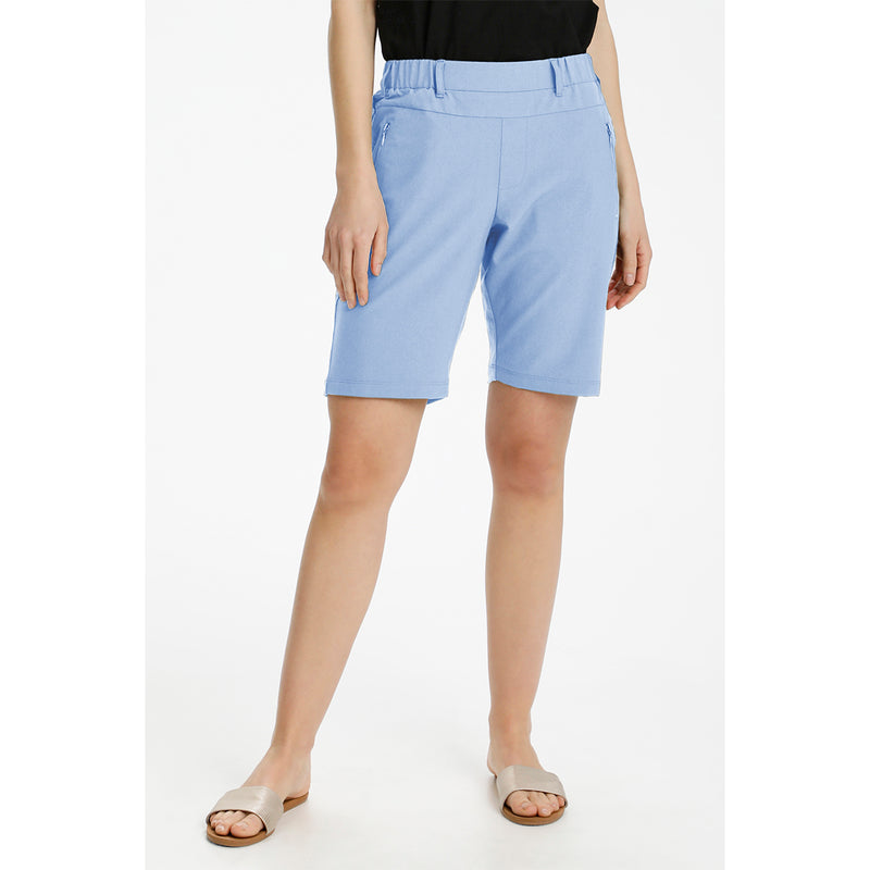Model i Klassisk Lyseblå habit shorts med lynlås lommer og elastik i livet