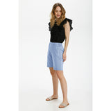 Model i Klassisk Lyseblå habit shorts med lynlås lommer og elastik i livet