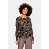 leopard bluse i sort og beige farver med rund hals og lange ærmer og by asbæk model