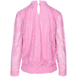 Skøn lyserød bluse med masser af flotte blonder og hul mønster set bagfra hvor man kan se slids og knap i nakken