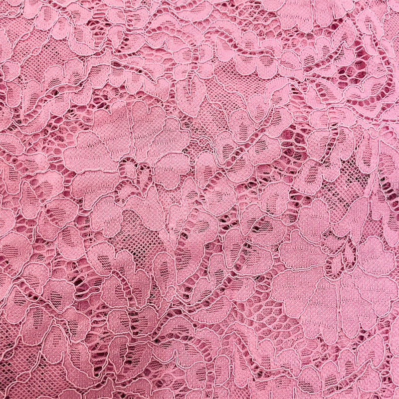 Skøn lyserød bluse med masser af flotte blonder og hul mønster set tæt på hvor man kan se blonderne