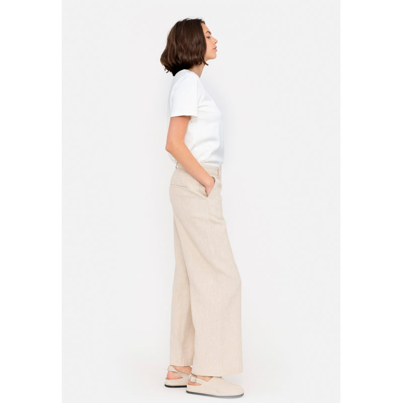sandfarvede bukser med brede løse bukseben og skrå lommer og by asbæk model set fra siden