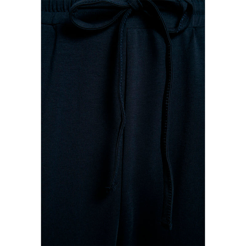 mørkeblå jogging bukser med elastik og snøre i livet set tæt på forfra