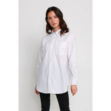 lang hvid skjorte med en brystlomme og krave og lange ærmer og by asbæk model set forfra