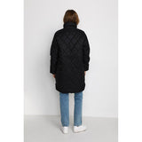 lorelia coat black quilted overgangsjakke fra kaffe model set bagfra